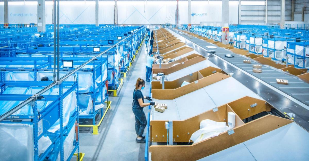 A imagem mostra o interior de um dos crossdockings da Loggi: Cajamar II, nosso maior centro de distribuição, onde realizamos a separação dos pacotes transportados.