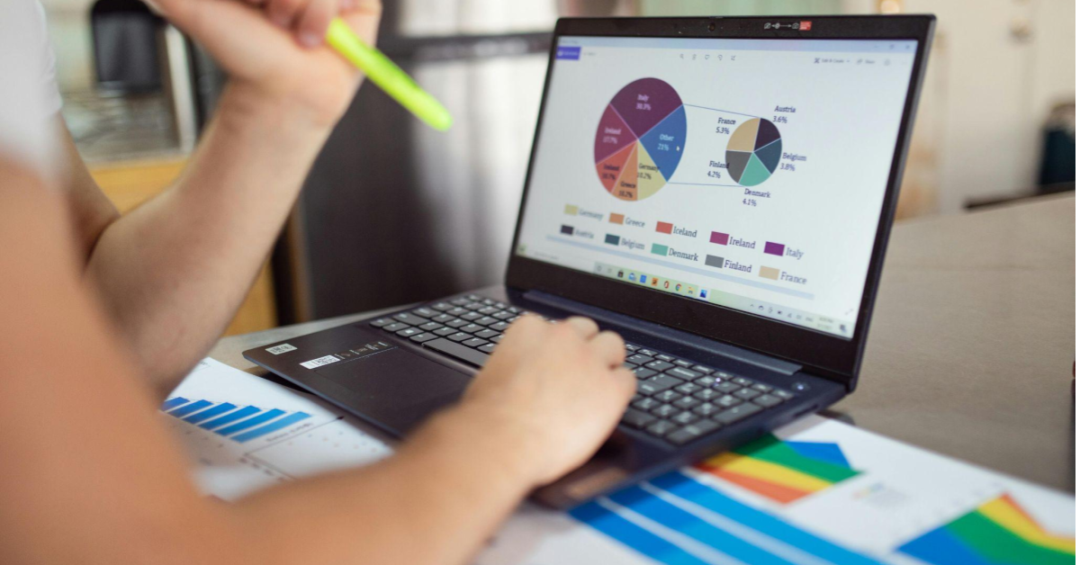 a imagem mostra uma tela de computador com diversos gráficos, uma alusão a um relatório com métricas para e-commerce