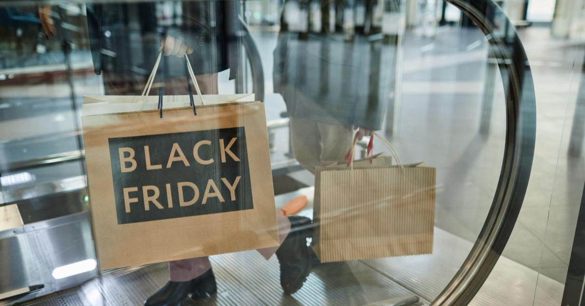 Pessoa com sacolas de compras de Campanha Black Friday
